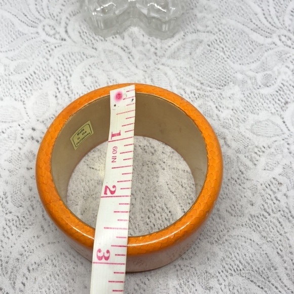 VINTAGE lucite and wood snakeskin bangle bracelet - Picture 5 of 5